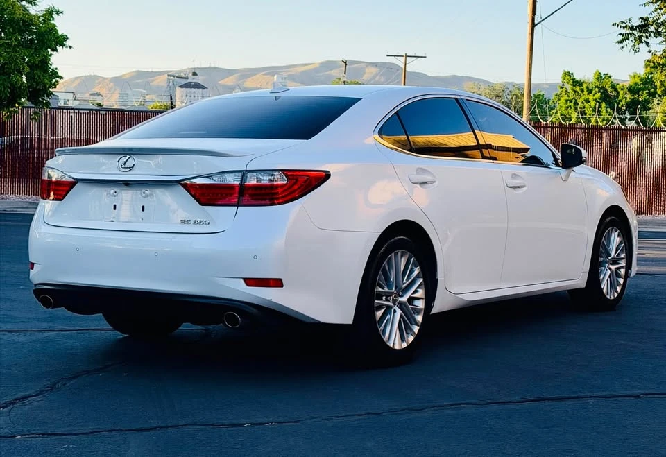 2014 Lexus ES 6th Gen - Image 3 of 18