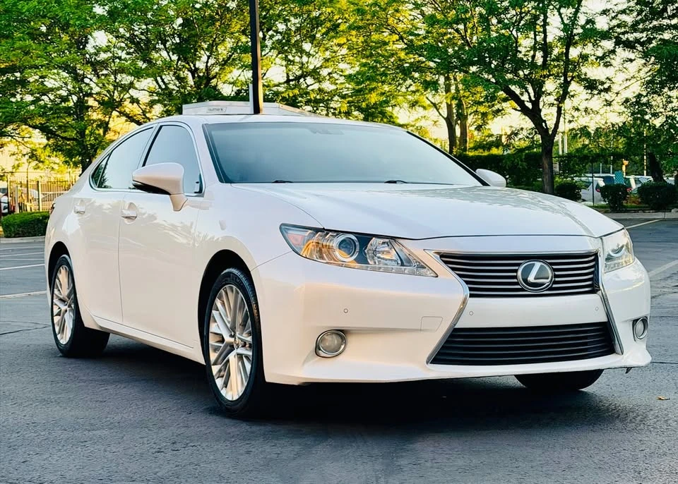 2014 Lexus ES 6th Gen - Image 8 of 18