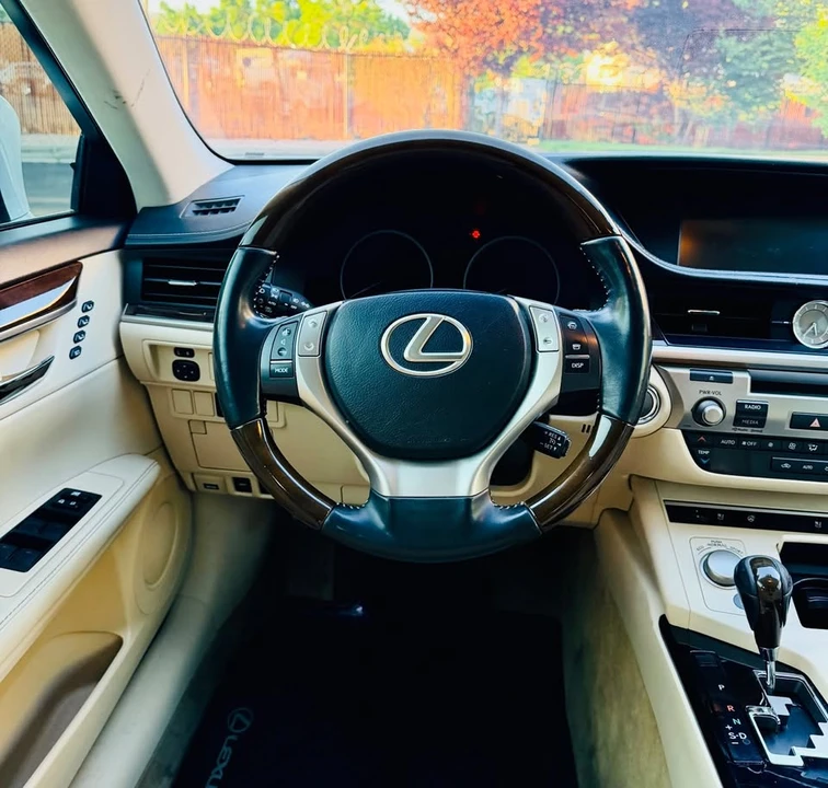 2014 Lexus ES 6th Gen - Image 12 of 18