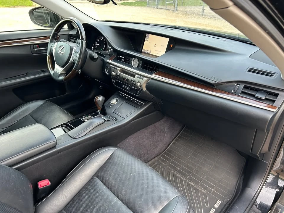 2014 Lexus ES 6th Gen - Image 15 of 20