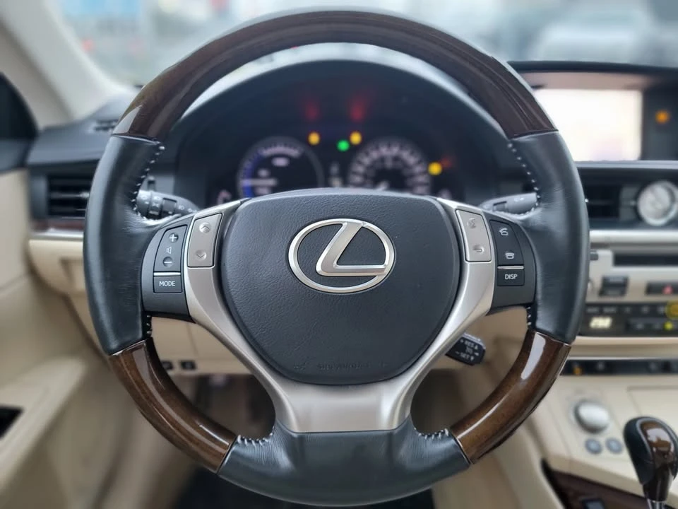 2014 Lexus ES 6th Gen - Image 2 of 17
