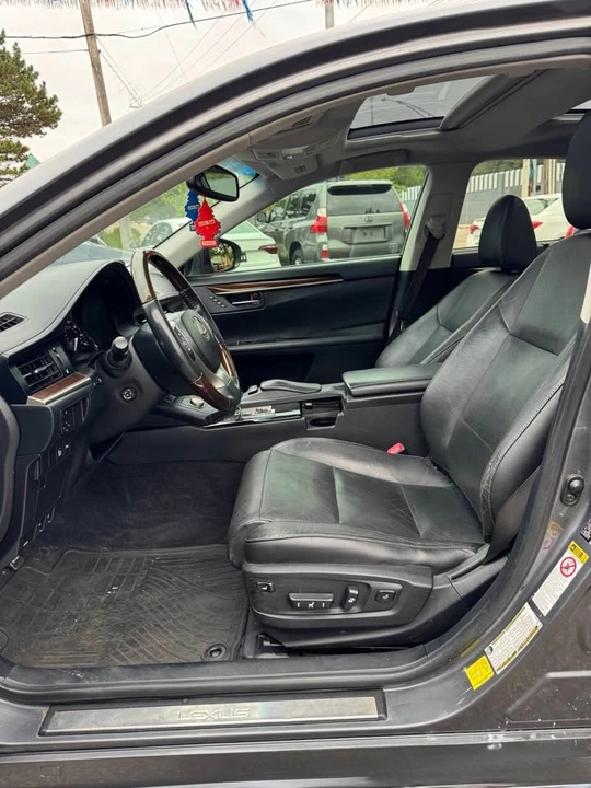 2014 Lexus ES 6th Gen - Image 11 of 20