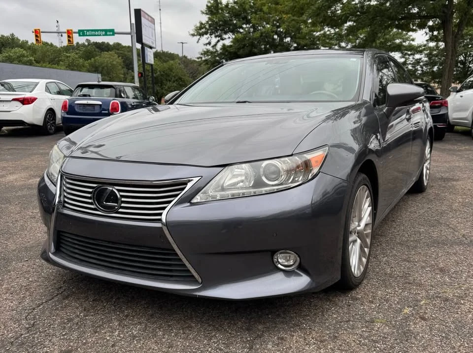 2014 Lexus ES 6th Gen - Image 2 of 20