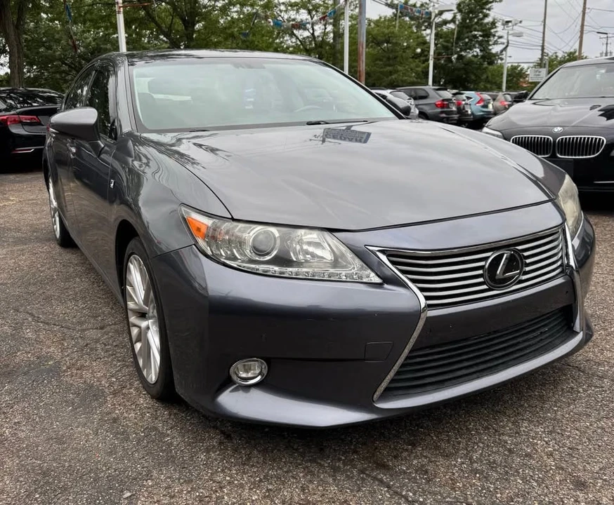 2014 Lexus ES 6th Gen - Image 8 of 20