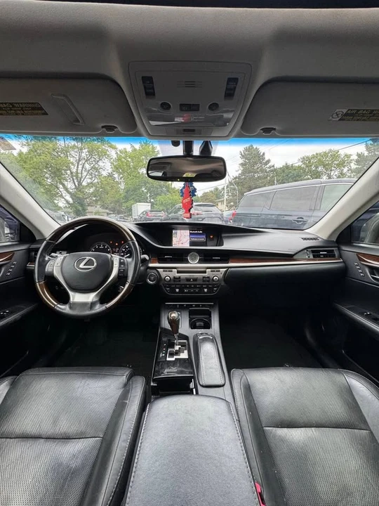 2014 Lexus ES 6th Gen - Image 13 of 20