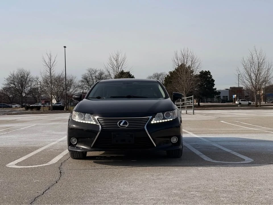 2014 Lexus ES 6th Gen - Image 2 of 12