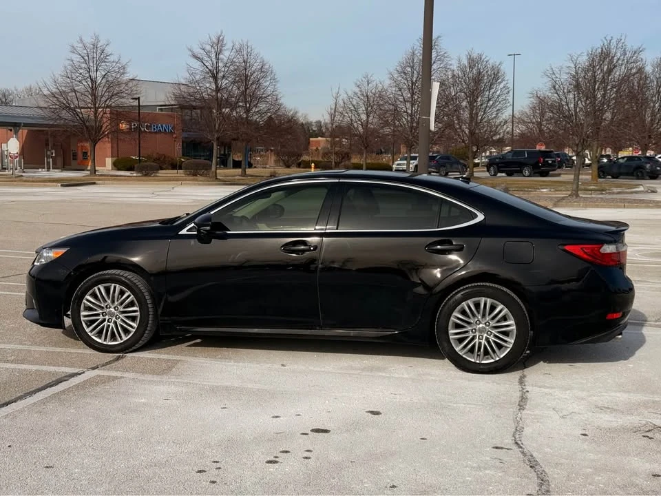 2014 Lexus ES 6th Gen - Image 11 of 13