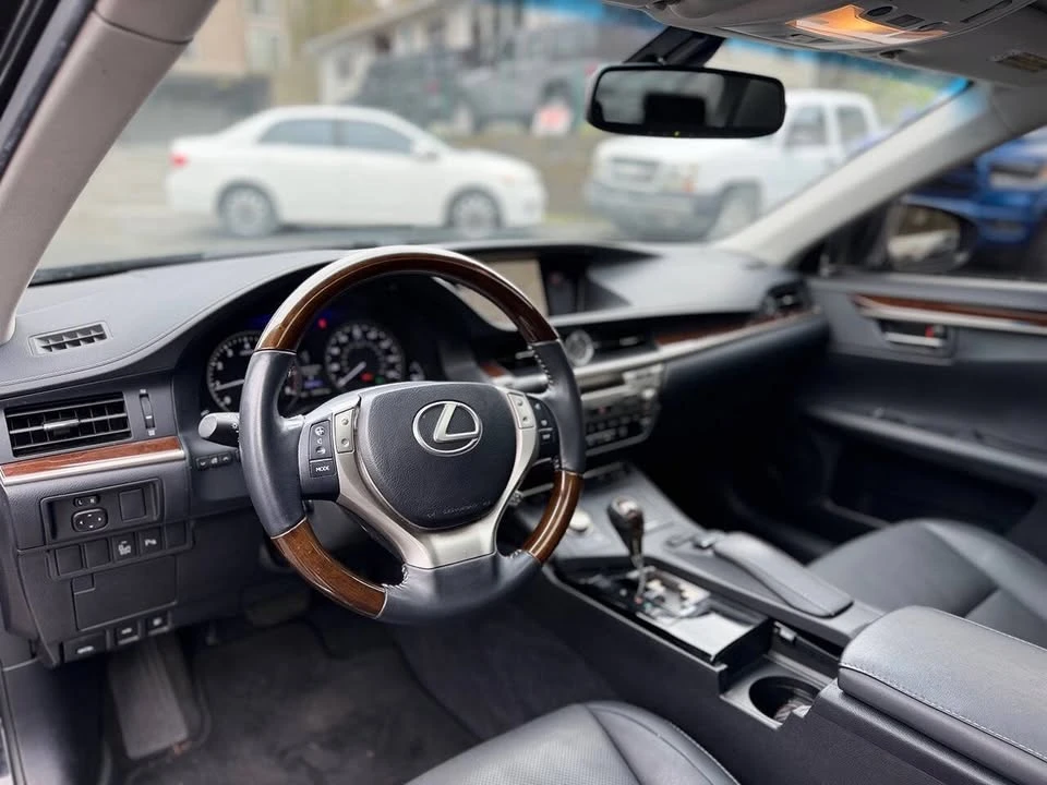 2014 Lexus ES 6th Gen - Image 15 of 20
