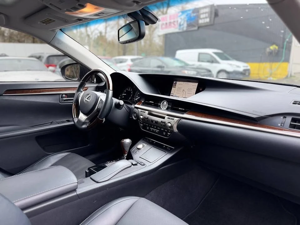 2014 Lexus ES 6th Gen - Image 19 of 20