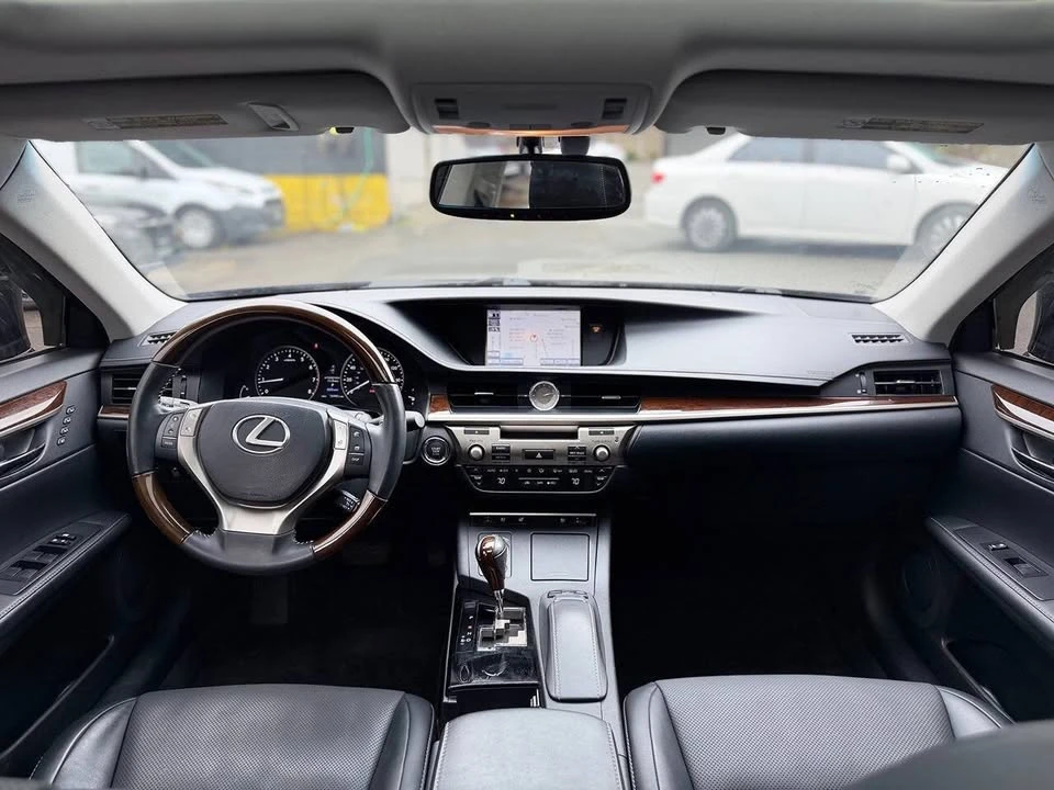 2014 Lexus ES 6th Gen - Image 18 of 20