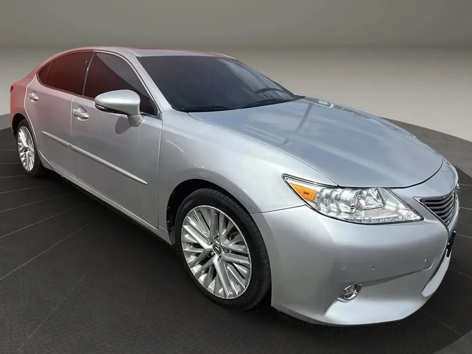 2014 Lexus ES 6th Gen - Image 8 of 16