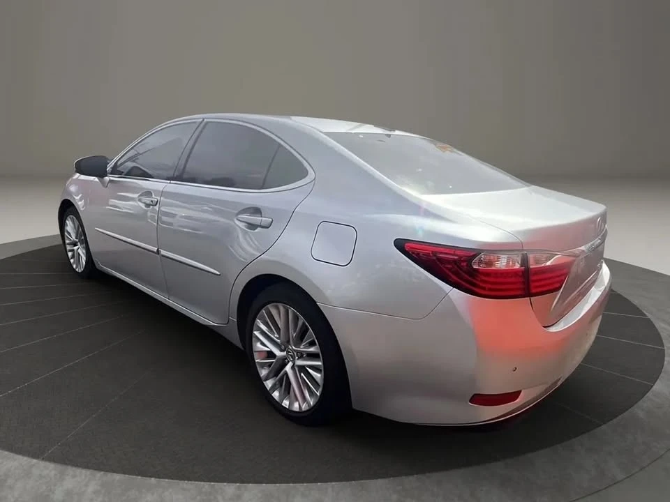2014 Lexus ES 6th Gen - Image 4 of 16