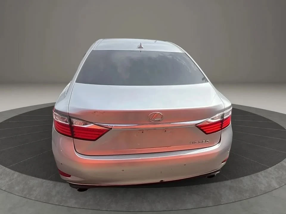 2014 Lexus ES 6th Gen - Image 5 of 16