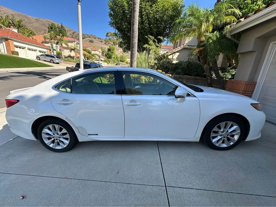 2014 Lexus ES 6th Gen - Image 2 of 7