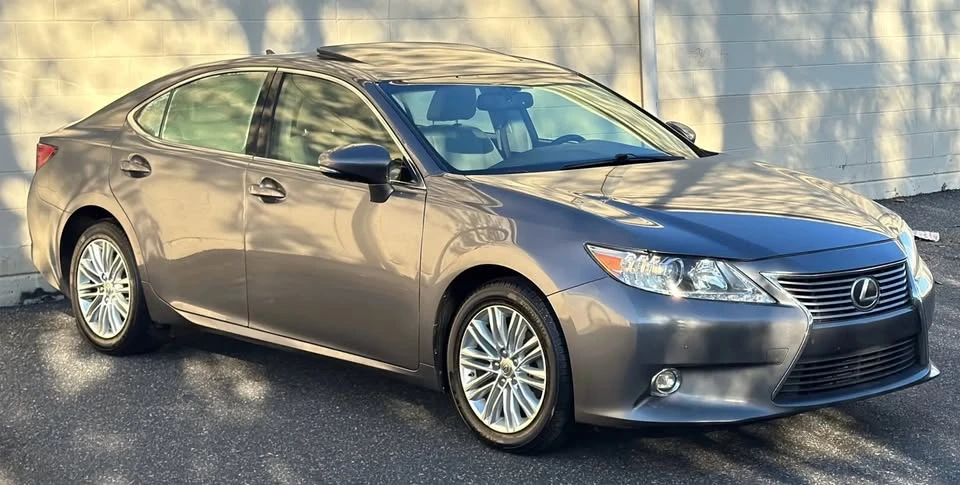 2014 Lexus ES 6th Gen - Image 2 of 17