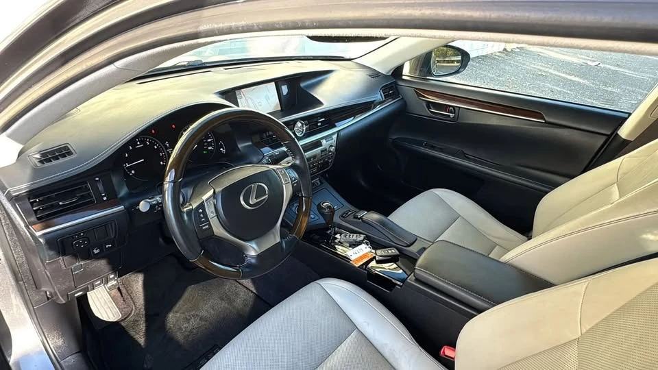2014 Lexus ES 6th Gen - Image 11 of 17