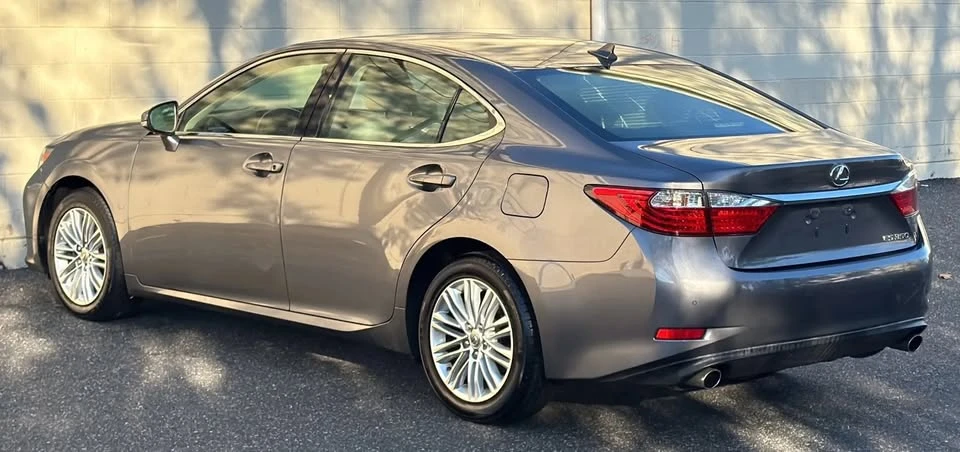 2014 Lexus ES 6th Gen - Image 4 of 17