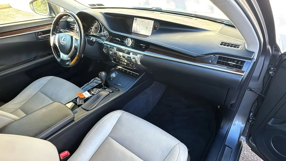 2014 Lexus ES 6th Gen - Image 10 of 17
