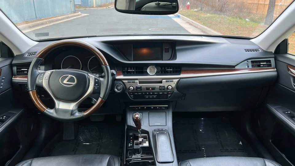 2014 Lexus ES 6th Gen - Image 14 of 17