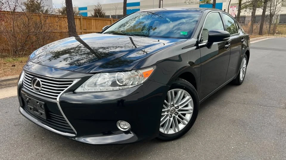 2014 Lexus ES 6th Gen - Image 2 of 17