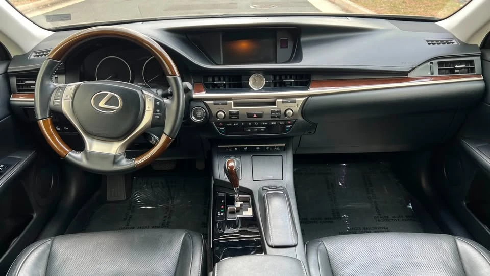 2014 Lexus ES 6th Gen - Image 16 of 17