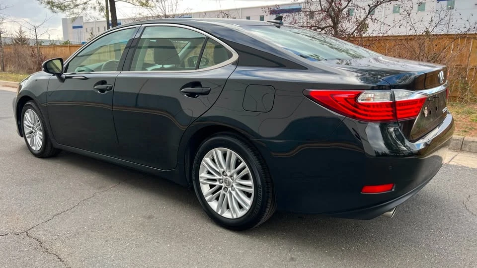 2014 Lexus ES 6th Gen - Image 5 of 17