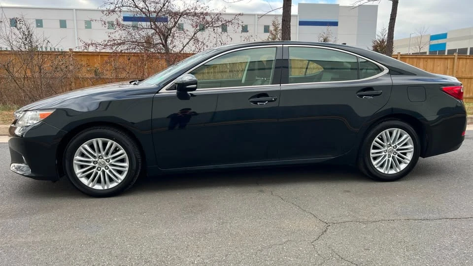 2014 Lexus ES 6th Gen - Image 4 of 17