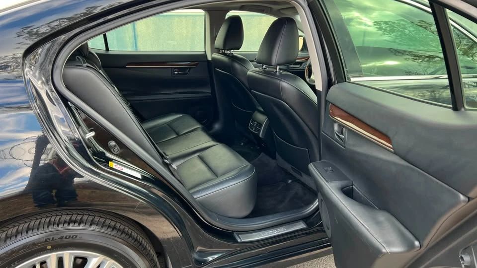 2014 Lexus ES 6th Gen - Image 12 of 17