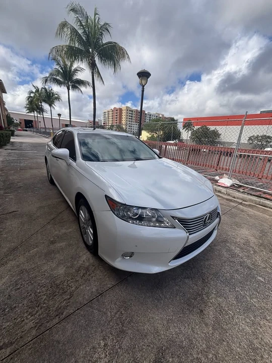 2014 Lexus ES 6th Gen - Image 3 of 14
