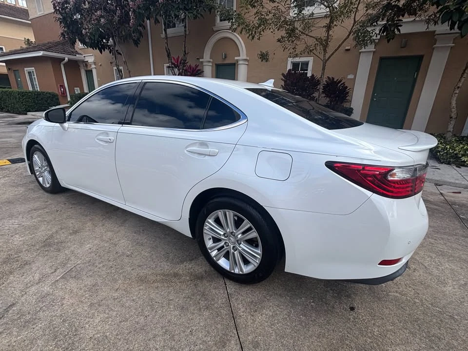 2014 Lexus ES 6th Gen - Image 6 of 14
