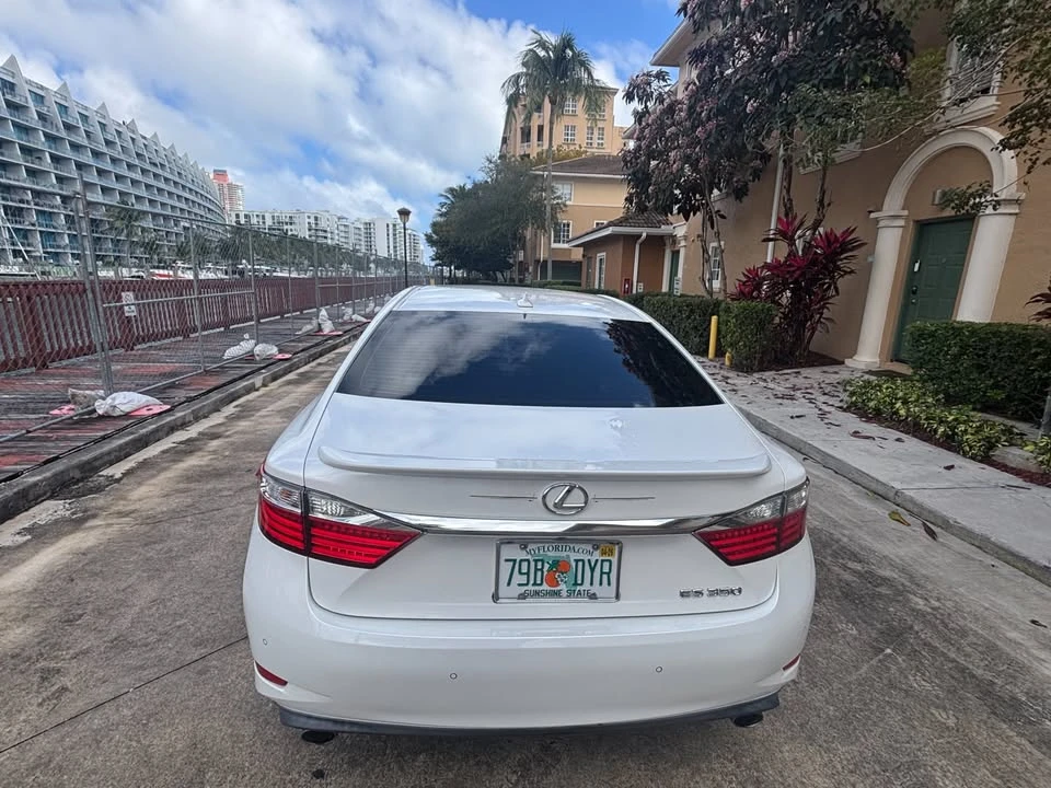 2014 Lexus ES 6th Gen - Image 2 of 14