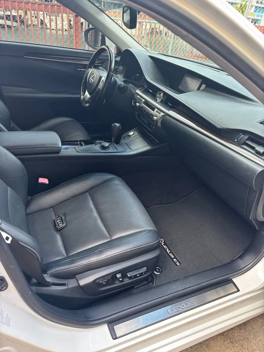 2014 Lexus ES 6th Gen - Image 8 of 14