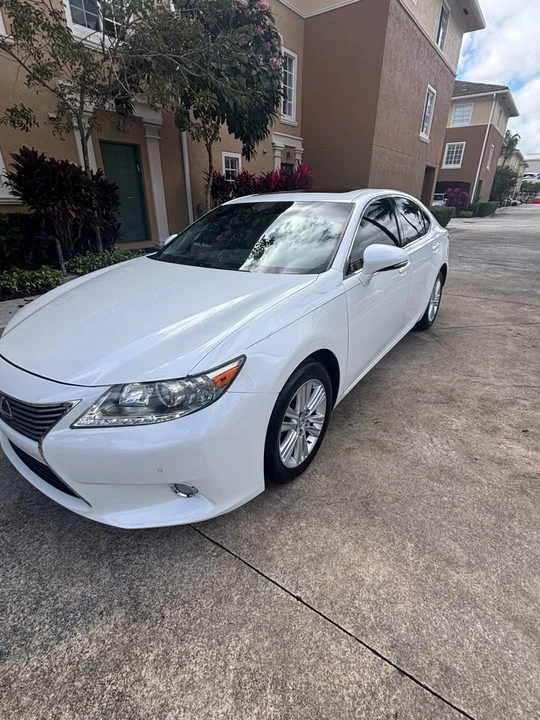 2014 Lexus ES 6th Gen - Image 4 of 14