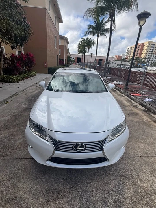 2014 Lexus ES 6th Gen - Image 5 of 14