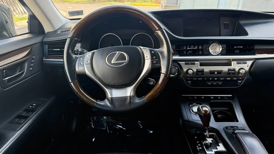 2014 Lexus ES 6th Gen - Image 18 of 20
