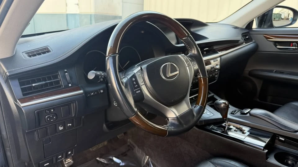 2014 Lexus ES 6th Gen - Image 14 of 20