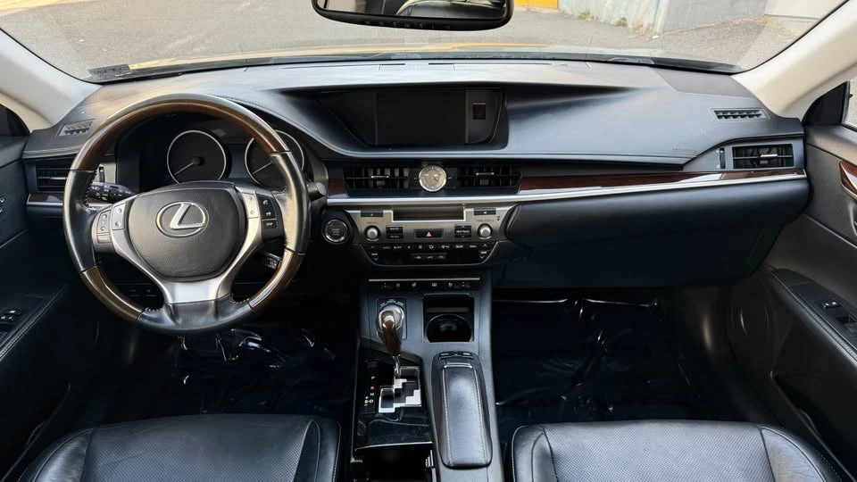 2014 Lexus ES 6th Gen - Image 17 of 20