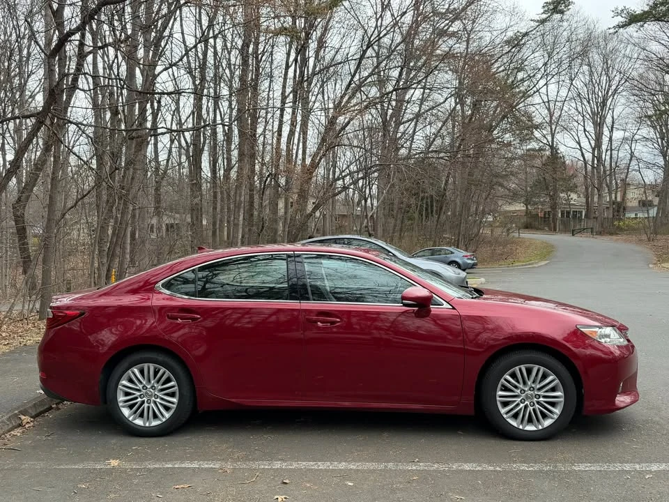 2014 Lexus ES 6th Gen - Image 2 of 12