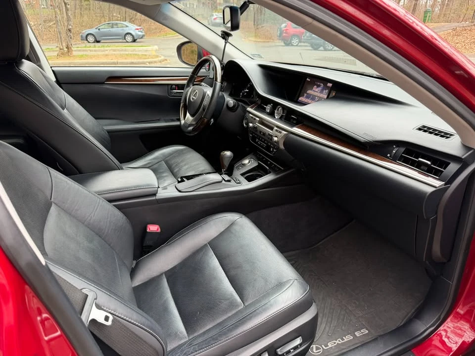 2014 Lexus ES 6th Gen - Image 9 of 12