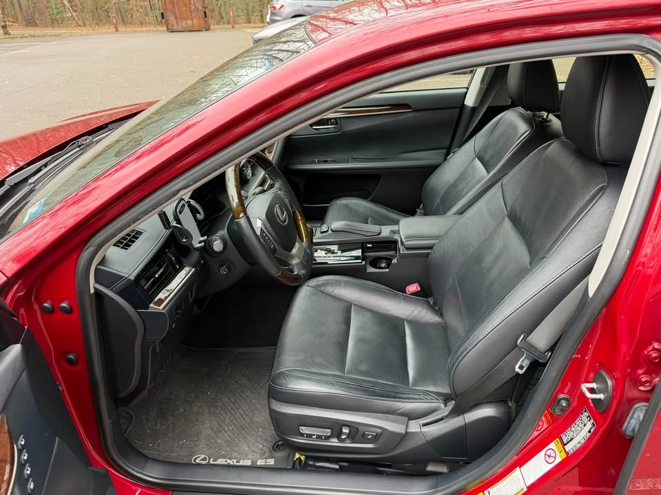 2014 Lexus ES 6th Gen - Image 5 of 12