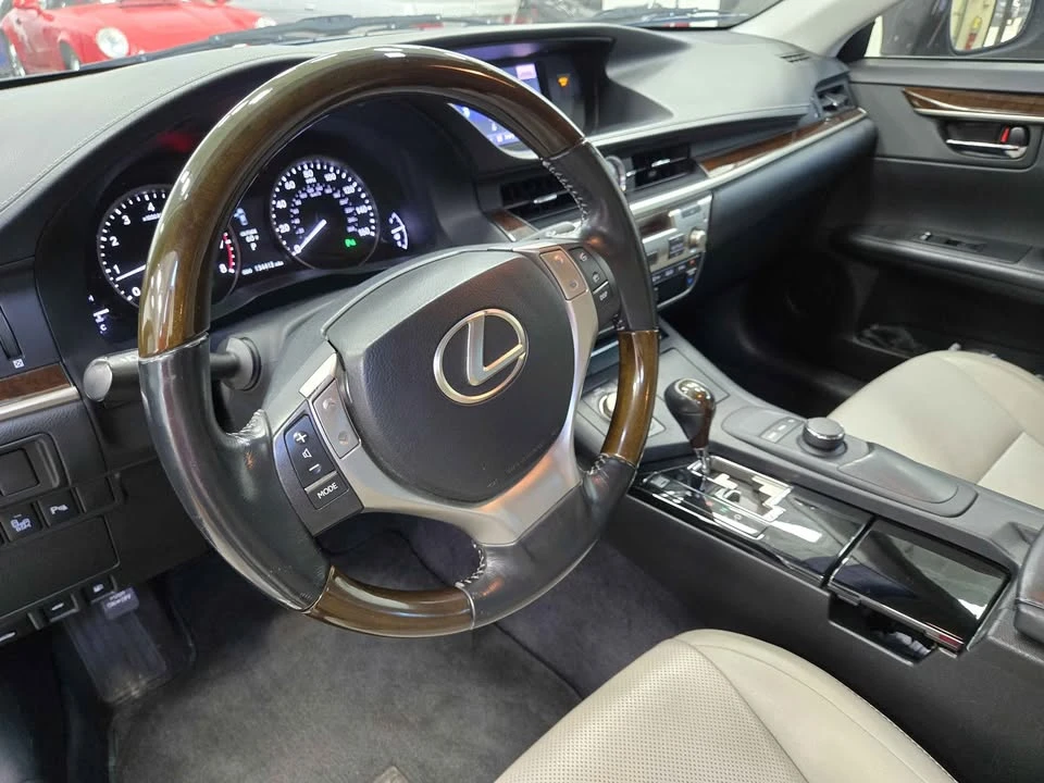 2014 Lexus ES 6th Gen - Image 9 of 11