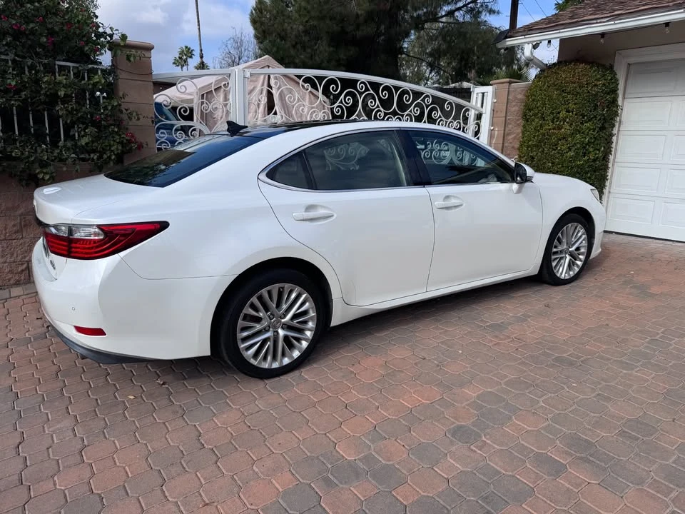 2014 Lexus ES 6th Gen - Image 3 of 20