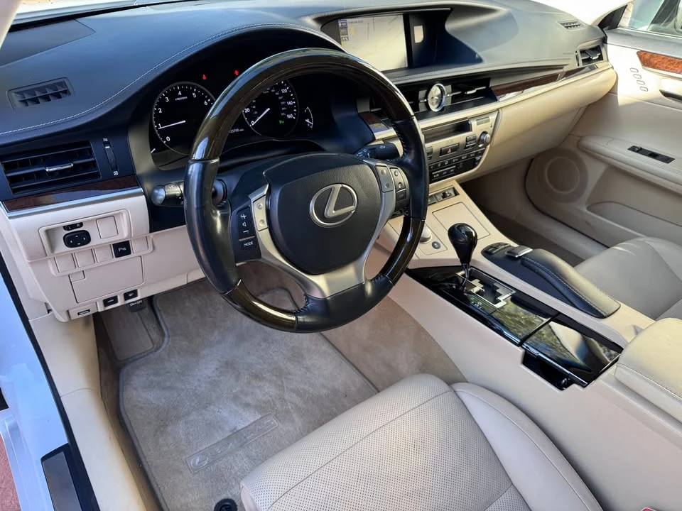 2014 Lexus ES 6th Gen - Image 16 of 20