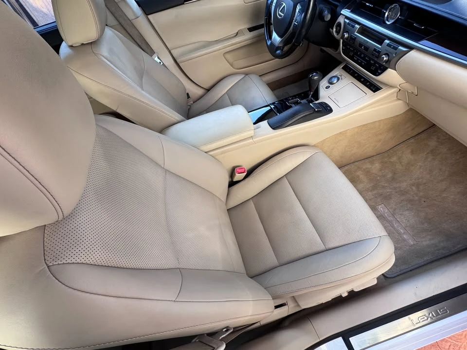2014 Lexus ES 6th Gen - Image 17 of 20