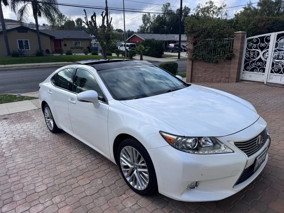 2014 Lexus ES 6th Gen - Image 2 of 20