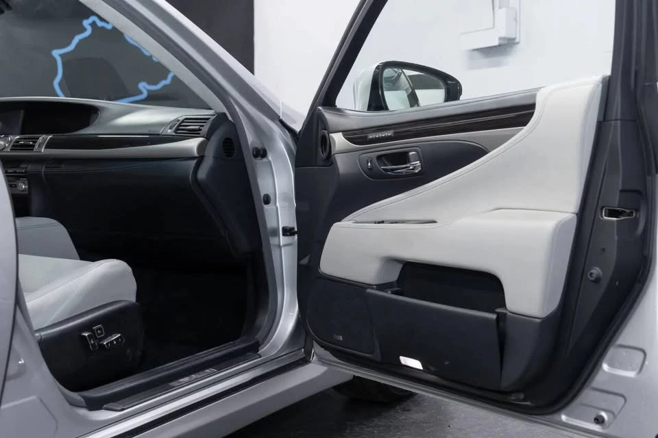 2014 Lexus LS 4th Gen - Image 19 of 20
