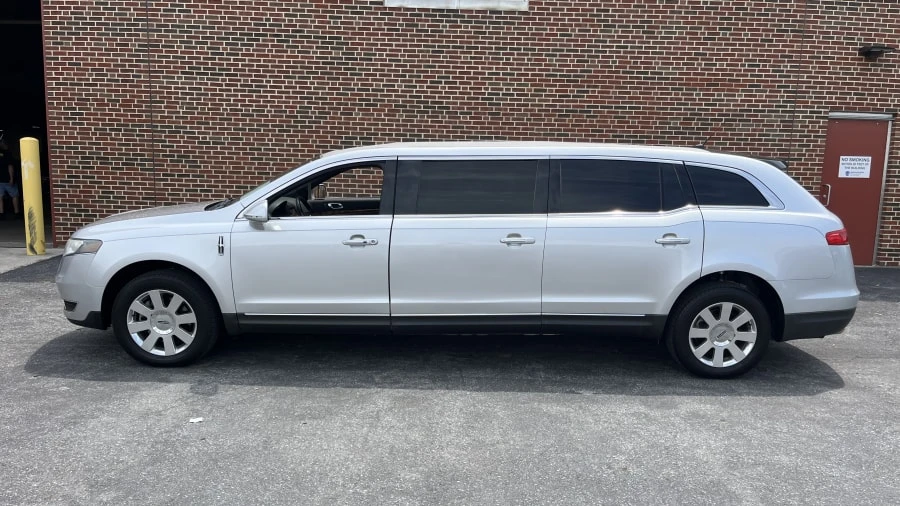 2014 Lincoln MKT - Image 2 of 8