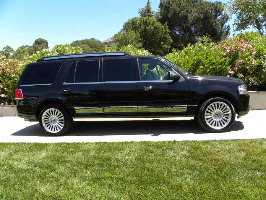 2014 Lincoln Navigator 3rd Gen - Image 2 of 12