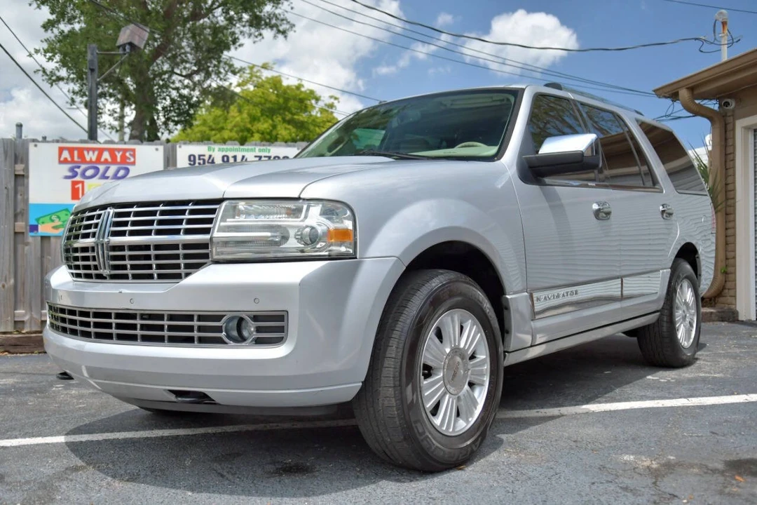 2014 Lincoln Navigator 3rd Gen - Image 2 of 12