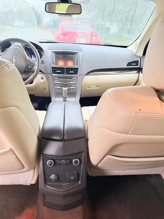 2014 Lincoln MKT - Image 10 of 17